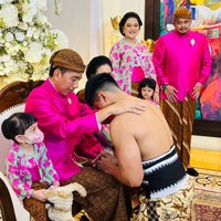 Menjelang pernikahannya dengan Erina Gudono, Kaesang melakukan siraman di kediamannya di Solo, Jawa Tengah, Jumat (9/12/2022). Sebelum siraman, Kaesang melakukan sungkeman kepada kedua orangtuanya, Jokowi dan Iriana. Saat momen sungkeman inilah kehadiran cucu-cucu Jokowi mencuri atensi. Foto: Dok. Tim Media Erina & Kaesang