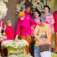 Sedangkan cucu pertama Jokowi, Jan Ethes yang merupakan anak Gibran Rakabuming dan Selvi Ananda memakai beskap pink fuschia dan blangkon yang serupa dengan sang kakek. Perbedaan gaya mereka hanya pada kain yang dipakai Jan Ethes yaitu motif batik parang, sedangkan Jokowi batik truntum. Foto: Dok. Tim Media Erina & Kaesang