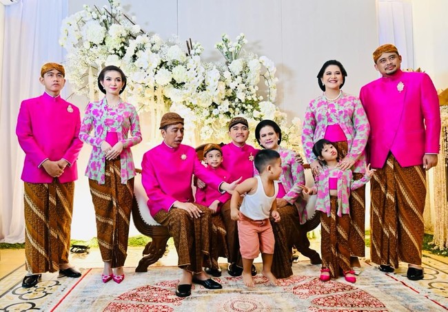 Pada momen lainnya yang terpotret juru foto tampak aksi ‘natural’ cucu keempat Jokowi Panembahan Al Nahyan Nasution. Anak kedua Kahiyang dan Bobby itu terlihat menolak diajak berfoto, bahkan sudah tak lagi memakai baju sarimbit seperti cucu-cucu Jokowi lainnya. Panembahan terlihat hanya memakai celana pendek dan singlet. Foto: Dok. Tim Media Erina & Kaesang