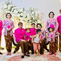 Pada momen lainnya yang terpotret juru foto tampak aksi ‘natural’ cucu keempat Jokowi Panembahan Al Nahyan Nasution. Anak kedua Kahiyang dan Bobby itu terlihat menolak diajak berfoto, bahkan sudah tak lagi memakai baju sarimbit seperti cucu-cucu Jokowi lainnya. Panembahan terlihat hanya memakai celana pendek dan singlet. Foto: Dok. Tim Media Erina & Kaesang