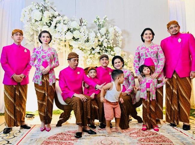 Kesan modern diperlihatkan dari sepatu yang ia kenakan. Selvi Ananda mengenakan sepatu high heels pink senada dengan ban pinggangnya. Heels-nya tersebut datang dari brand Amina Muaddi. Foto: Dok. Tim Media Erina & Kaesang