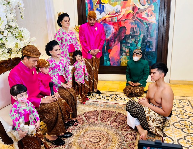 Jan Ethes Srinarendra dan adiknya La Lembah Manah serta Sedah Mirah Nasution tampak ikut duduk di samping Jokowi dan Iriana saat Kaesang sungkeman sebelum siraman. Foto: Dok. Tim Media Erina & Kaesang