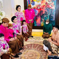 Jan Ethes Srinarendra dan adiknya La Lembah Manah serta Sedah Mirah Nasution tampak ikut duduk di samping Jokowi dan Iriana saat Kaesang sungkeman sebelum siraman. Foto: Dok. Tim Media Erina & Kaesang