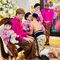 Adik Jan Ethes, La Lembah Manah terlihat menggemaskan dengan kebaya kutubaru yang sama dengan Iriana Jokowi. Dia juga memakai anting dan kalung mutiara kecil serta selop pink fuschia yang senada dengan kebayanya. Foto: Dok. Tim Media Erina & Kaesang