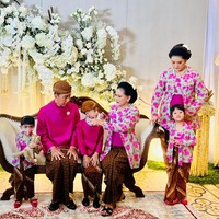 Ketiga cucu Jokowi tampak menggemaskan memakai sarimbit alias baju seragam keluarga. La LembahManah yang merupakan putri bungsu Gibran dan Selvi Ananda dan Sedah Mirah, anak Kahiyang Ayu dan Bobby Nasution terlihat memakai kebaya kutubaru hijau-pink dengan motif bunga seragam dengan Iriana Jokowi. Foto: Dok. Tim Media Erina & Kaesang