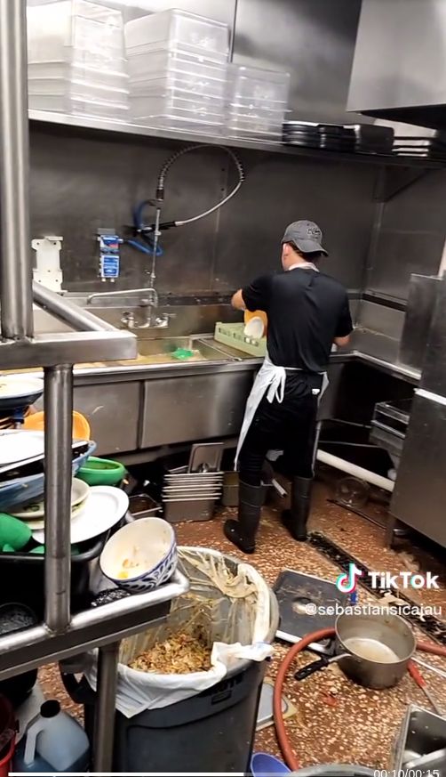 Viral Potret Dapur Restoran Mirip 'Kapal Pecah', Netizen Merasa Miris
