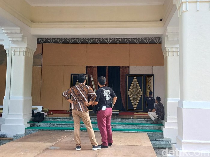 Dekorasi acara tasyakuran pernikahan putra Presiden Joko Widodo (Jokowi), Kaesang Pangarep dengan Erina Gudono di Loji Gandrung, Solo, mulai dipasang, Jumat (9/12/2022).