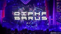 Dipha Barus tampil di Garuda Stage DWP 2022 di JIExpo Kemayoran, Jakarta, Jumat (9/12/2022). Foto: Andhika Prasetia/ detikcom