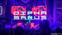 Terpantau pada pukul 20.10 WIB, Dipha Barus mulai tampil di Garuda Stage Walau gerimis hujan, hal itu tak menyurutkan partygoers merapat ke Garuda Stage. Foto: Andhika Prasetia/ detikcom
