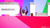 Dipha Barus tampil sekitar 90 menit membawakan lagu seperti Party Stater, Im Good David (Gueta & Babe Rexh), hingga No One Can Stop Us (Dhipa Barus feat. Kallula). Foto: Andhika Prasetia/ detikcom