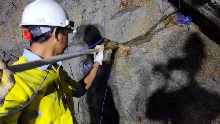 Duarrr! Terowongan PLTA Terbesar Sumatera Diledakkan Pembangunan terowongan 12,5 km untuk proyek PLTA Batang Toru di Tapanuli Selatan, Sumatera Utara dilakukan oleh PT DAHANA.