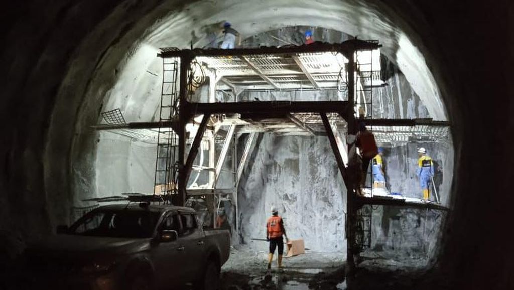 Duarrr! Terowongan PLTA Terbesar Sumatera Diledakkan