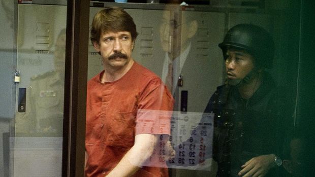 Dugaan pedagang senjata Rusia Viktor Bout tiba di Pengadilan Kriminal di Bangkok pada 5 Oktober 2010. Pengadilan Thailand menolak tuduhan pencucian uang dan penipuan terhadap tersangka pedagang senjata Rusia Viktor Bout, menghilangkan hambatan besar untuk ekstradisinya ke Amerika Serikat. ( File - Photo credit should read NICOLAS ASFOURI/AFP via Getty Images)