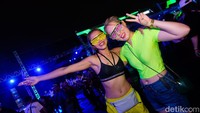 Sempat diguyur hujan, antusiasme partygoers tetap ada selama hari pertama DWP 2022.  Foto: Andhika Prasetia/ detikcom