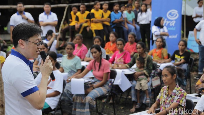 Edukasi dan Literasi Keuangan untuk UMKM Tenun Ikat Karaja Sumba Dalam rangka meningkatkan literasi keuangan serta mendukung pembangunan ekonomi kreatif, Asuransi Astra memberikan latihan pengelolaan keuangan dan risiko kepada pelaku UMKM di Kampung Letehakapuna, Sumba Barat, Nusa Tenggara Timur, Jumat (9/12/2022).