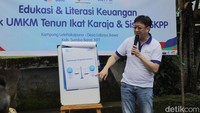 President Director Asuransi Astra, Rudy Chen memberikan edukasi pengelolaan keuangan dan risiko kepada pelaku Usaha Mikro Kecil Menengah (UMKM) Tenun Karaja di Kampung Letehakapuna, Sumba Barat, Nusa Tenggara Timur, Jumat (9/12/2022).