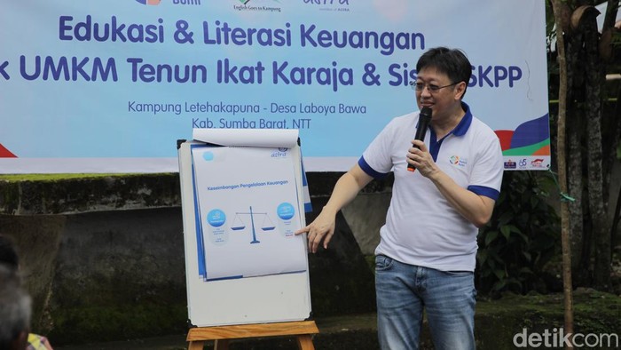 Edukasi dan Literasi Keuangan untuk UMKM Tenun Ikat Karaja Sumba Dalam rangka meningkatkan literasi keuangan serta mendukung pembangunan ekonomi kreatif, Asuransi Astra memberikan latihan pengelolaan keuangan dan risiko kepada pelaku UMKM di Kampung Letehakapuna, Sumba Barat, Nusa Tenggara Timur, Jumat (9/12/2022).