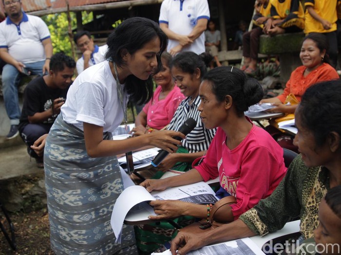 Dalam rangka meningkatkan literasi keuangan serta mendukung pembangunan ekonomi kreatif, Asuransi Astra memberikan latihan pengelolaan keuangan dan risiko kepada pelaku UMKM di Kampung Letehakapuna, Sumba Barat, Nusa Tenggara Timur, Jumat (9/12/2022).