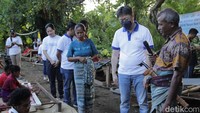 Tak hanya memberikan literasi dan edukasi, Asuransi Astra juga menyerahkan bantuan berupa sejumlah alat tenun dan paket benang cotton untuk mendukung produktivitas usaha pada UMKM Tenun Ikat Karaja di Kampung Letehakapuna, Sumba Barat. Penyerahan bantuan juga dilanjutkan dengan pemberian asuransi Garda Me Micro dari Asuransi Astra kepada 50 anggota UMKM Tenun Ikat Raja juga.