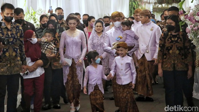 Ekspresi Kaesang Usai Jalani Prosesi Malam Midodareni Kaesang Pangarep telah selesai menjalani prosesi malam midodareni sebagai rangkaian pernikahan dengan calon pengantinnya Erina Gudono. Begini ekspresinya.