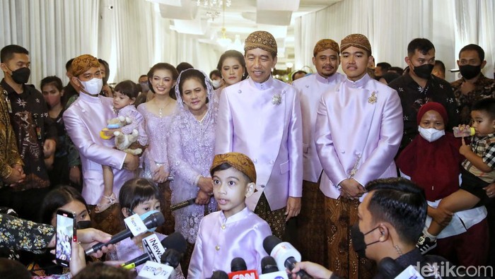 Kaesang Pangarep telah selesai menjalani prosesi malam midodareni sebagai rangkaian pernikahan dengan calon pengantinnya Erina Gudono. Begini ekspresinya.