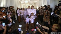 Presiden Joko Widodo beserta keluarga berjalan meninggalkan ruangan usai acara midodareni.