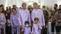 Tampak cucu-cucu Jokowi melambaikan tangan kepada wartawan.