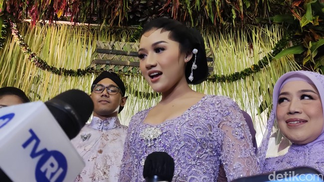 Kepada Wolipop, Anggi Asmara menuturkan bahwa Erina Gudono memesan kebaya kutubaru, menyesuaikan rangkaian adat Jawa Yogyakarta. Brokat prancis berwarna lavender menjadi material utama kebaya yang dipermanis dengan detail sepasang burung merak di bagian punggungnya. Burung merak melambangkan keindahan, kecantikan. Foto: Jauh Hari Wawan S/detikJateng