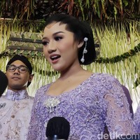 Kepada Wolipop, Anggi Asmara menuturkan bahwa Erina Gudono memesan kebaya kutubaru, menyesuaikan rangkaian adat Jawa Yogyakarta. Brokat prancis berwarna lavender menjadi material utama kebaya yang dipermanis dengan detail sepasang burung merak di bagian punggungnya. Burung merak melambangkan keindahan, kecantikan. Foto: Jauh Hari Wawan S/detikJateng