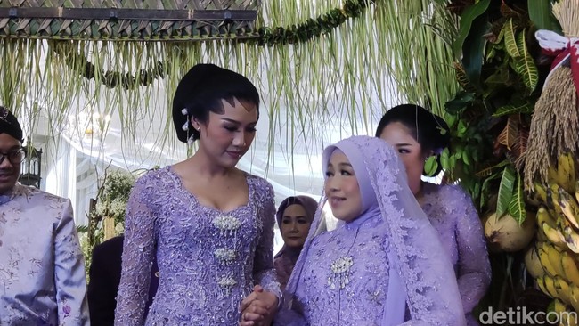 Di acara ini, Erina Gudono tidak boleh bertemu dengan putra bungsu Presiden Joko Widodo. Walau ‘disembunyikan’, desainer Anggi Asmara memastikan penampilan calon istri Kaesang tetap menawan dengan kebaya kreasinya. Foto: Jauh Hari Wawan S/detikJateng