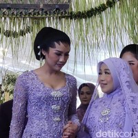 Di acara ini, Erina Gudono tidak boleh bertemu dengan putra bungsu Presiden Joko Widodo. Walau ‘disembunyikan’, desainer Anggi Asmara memastikan penampilan calon istri Kaesang tetap menawan dengan kebaya kreasinya. Foto: Jauh Hari Wawan S/detikJateng