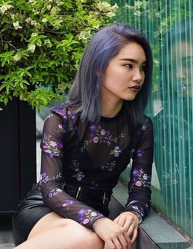 Inilah potret cantik wanita asal Singapura itu. Dia ikut  membantu Gracie dalam menyiapkan bosnya syuting konten dewasa. Salah satu tugasnya adalah memakaikan lotion di tubuh Gracie. Foto: dok. Instagram/@mermaid.sg