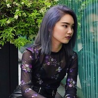 Inilah potret cantik wanita asal Singapura itu. Dia ikut  membantu Gracie dalam menyiapkan bosnya syuting konten dewasa. Salah satu tugasnya adalah memakaikan lotion di tubuh Gracie. Foto: dok. Instagram/@mermaid.sg