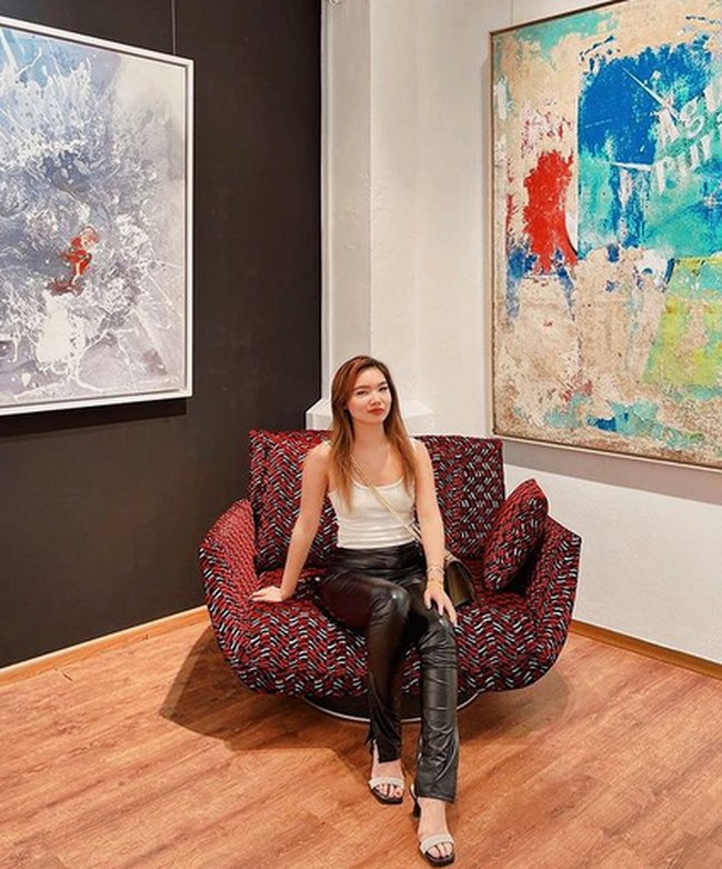 Pekerjaan wanita yang dikenal dengan Mermaid Girl di media sosial itu tampaknya lebih dari seorang asisten. Eunice pun diminta untuk kerja rumah tangga. Foto: dok. Instagram/@mermaid.sg