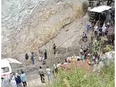 Proses Evakuasi Korban Tambang Batu Bara Meledak di Sawahlunto
