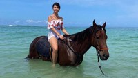 Farah Quinn begitu cantik berpose di atas kuda. Foto: Instagram Farah Quinn