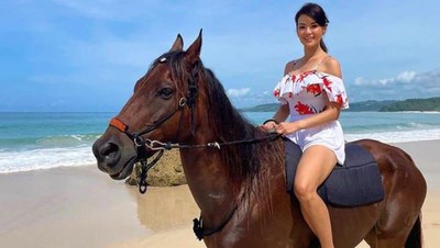 Aksi Farah Quinn Berkuda, Cantiknya Awet di Usia 40-an