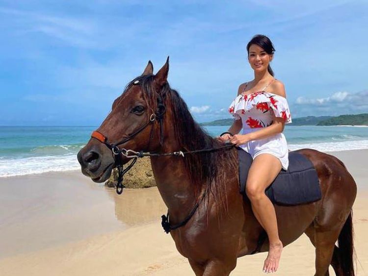 Aksi Farah Quinn Berkuda, Cantiknya Awet di Usia 40-an