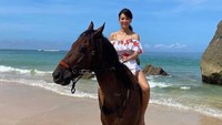 Farah Quinn begitu senang berkuda. Foto: Instagram Farah Quinn