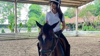 Potret Farah Quinn di atas kuda yang menarik perhatian. Foto: Instagram Farah Quinn