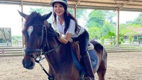 Farah Quinn dianggap pintar menjaga tubuh dan kecantikannya. Foto: Instagram Farah Quinn