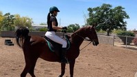 Berkuda adalah salah satu olahraga kegemaran Farah Quinn, selain golf. Foto: Instagram Farah Quinn
