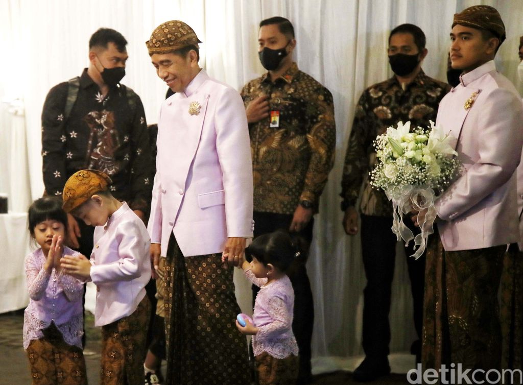 Presiden Jokowi beserta rombongan tiba di kediaman Erina di Purwosari. Jokowi akan mengikuti prosesi upacara adat midodareni pernikahan Kaesang-Erina.