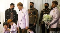 Seperti diketahui, prosesi upacara adat midodareni jelang pernikahan Kaesang Pangarep dengan Erina Sofia Gudono digelar malam ini. Upacara midodareni dilaksanakan di kediaman Erina di Purwosari, Sinduadi, Mlati, Sleman.