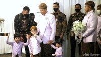 Nampak ada Jan Ethes dan Sedah Mirah di depan rombongan. Disusul Jokowi, Iriana, Kaesang, Gibran dan sang istri, Kahiyang dan suami. Nampak semua cucu Jokowi juga ikut serta.