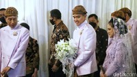 Adapun Presiden Jokowi memakai baju beskap ungu, begitu juga dengan Kaesang dan anggota keluarga lainnya.