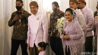 Rombongan Presiden Jokowi tiba untuk mengikuti acara midodareni jelang pernikahan Kaesang Pangarep dan Erina Sofia Gudono, di kediaman Erina di Purwosari, Sinduadi, Mlati, Sleman, Jumat (9/12/2022). 