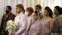 Dalam prosesi midodareni ini keluarga Jokowi akan menggunakan busana adat Solo. Sementara untuk keluarga Erina memakai pakaian adat Jogja.