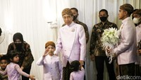 Pranata acara pernikahan Kaesang-Erina dr Wigung Wratsangka saat acara midodareni Erina akan mengenakan batik motif wahyu temurun.