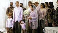 Presiden Joko Widodo tiba di kediaman Erina Gudono sambil menggandeng cucunya.